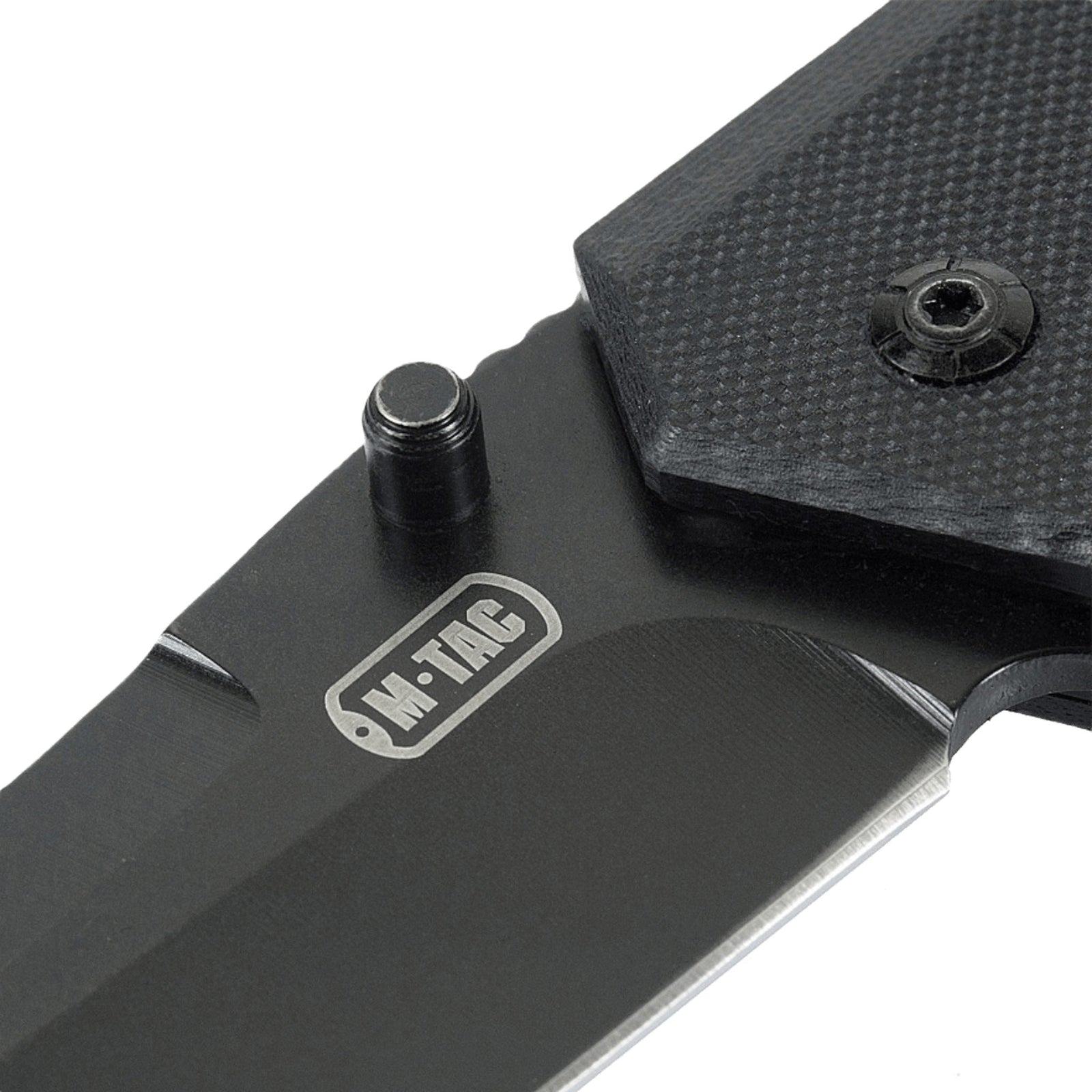 M-Tac Outdoor & Militær foldekniv - Type 5 med G10-komposit håndtag i nærbillede, viser rustfrit stål klinge og logo