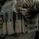 M‑Tac Tourniquet Pouch Elastic Gen.5 fastgjort på taktisk vest med CAT tourniquet og magasiner, Cordura 500D materiale