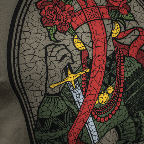 Detalje af M-Tac T-Shirt Motanka med Motanka-dukke i ukrainsk outfit og sværd, der symboliserer kosakkers mod.