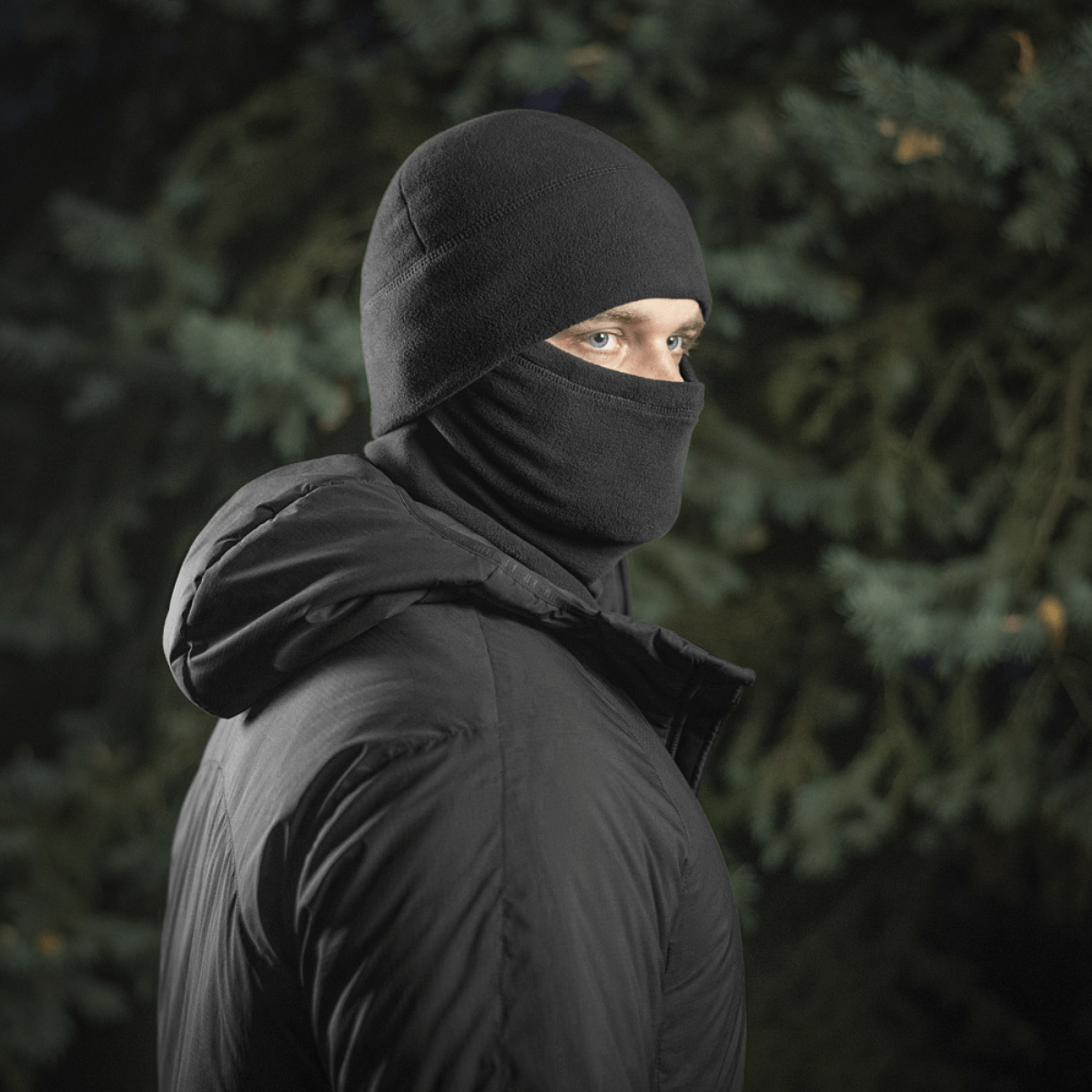 M-Tac Tube Scarf Polartec i brug, beskytter mod vind og kulde, ideel til jagt og udendørs aktiviteter, let og pladsbesparende.
