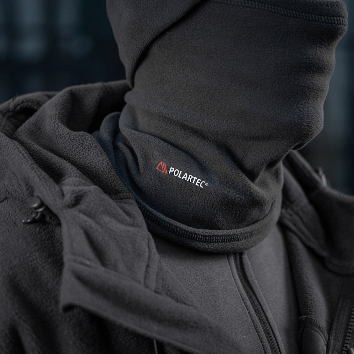 M-Tac Tube Scarf Polartec multifunktionelt halstørklæde, der beskytter mod vind og kulde, bæres som ansigtsmaske, tæt på visning.