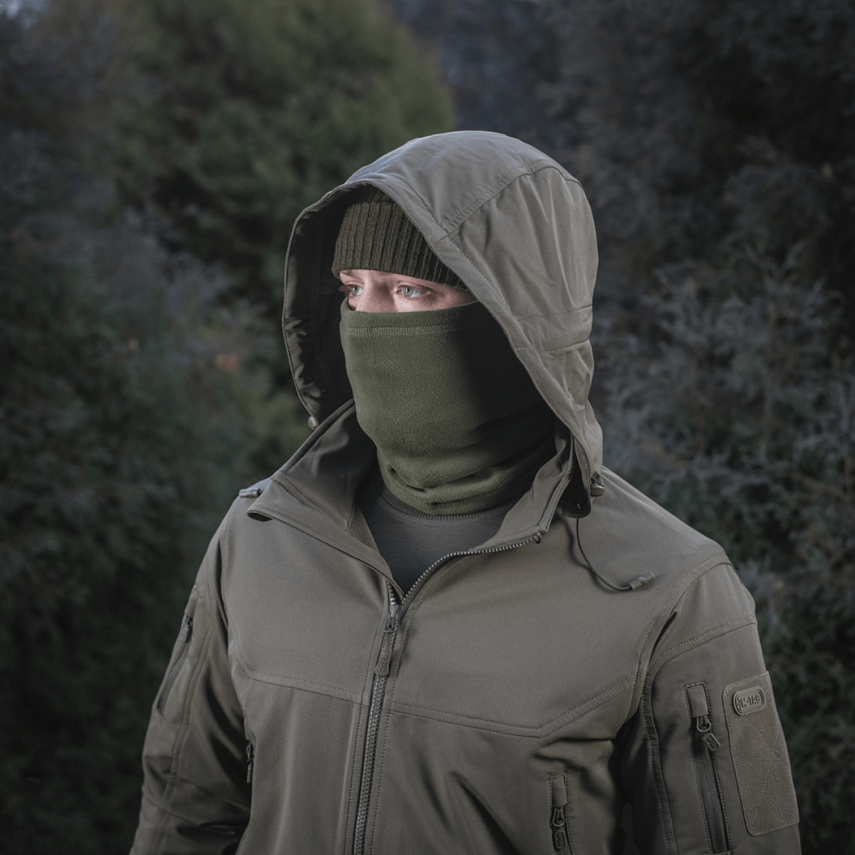 M-Tac Tube Scarf Polartec multifunktionelt halstørklæde i naturen, ideelt til udendørs aktiviteter som jagt og cykling i kolde årstider.