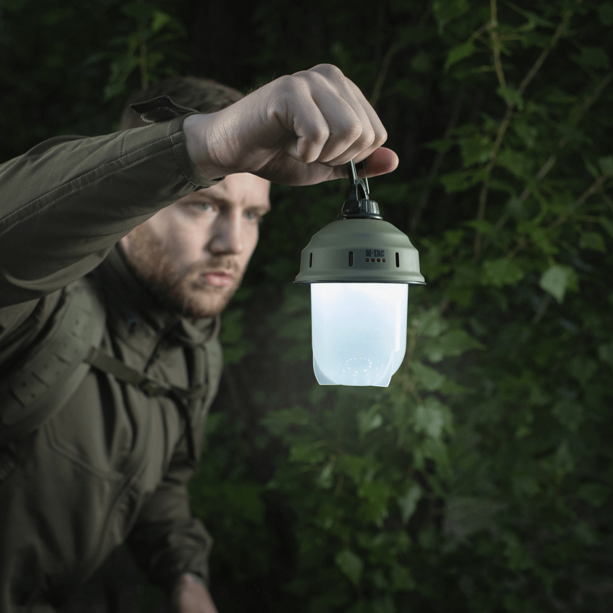 Mand holder M-Tac Turist Hængelampe i skoven, ideel til camping, fiskeri og jagt med 200 lumen LED lys.