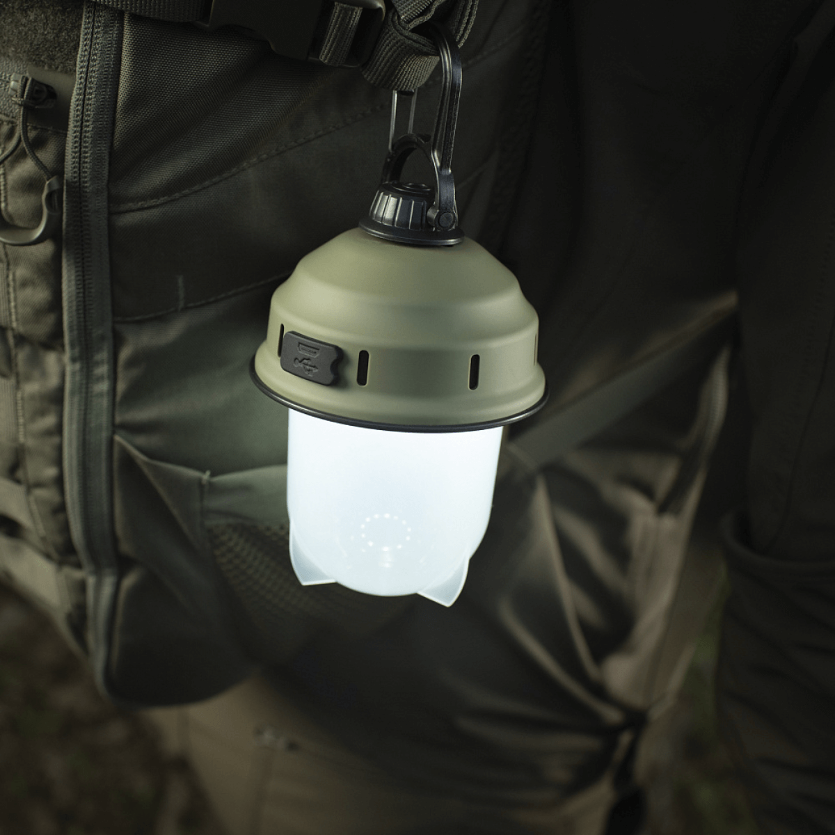 M-Tac Turist Hængelampe hængt på rygsæk, LED-teknologi til camping og jagt, retrodesign med USB-opladning