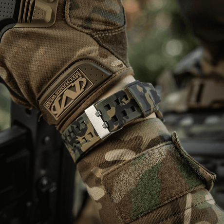 M-Tac Tactical Ur 2037 i camo-design på håndled med slidstærkt armbånd, ideelt til taktisk brug og outdoor aktiviteter.