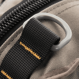 Nærbillede af M-Tac Urban Line City Patrol Fastex Taske detalje med stærkt polyesterstof og lynlås, udstyret med slidstærkt materiale.