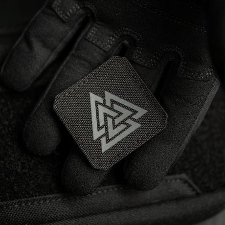 M-Tac Patch Valknut Laser Cut Odin symbol i sort, holdt i en sort handske, viser detaljerne af Valknut symbolet.