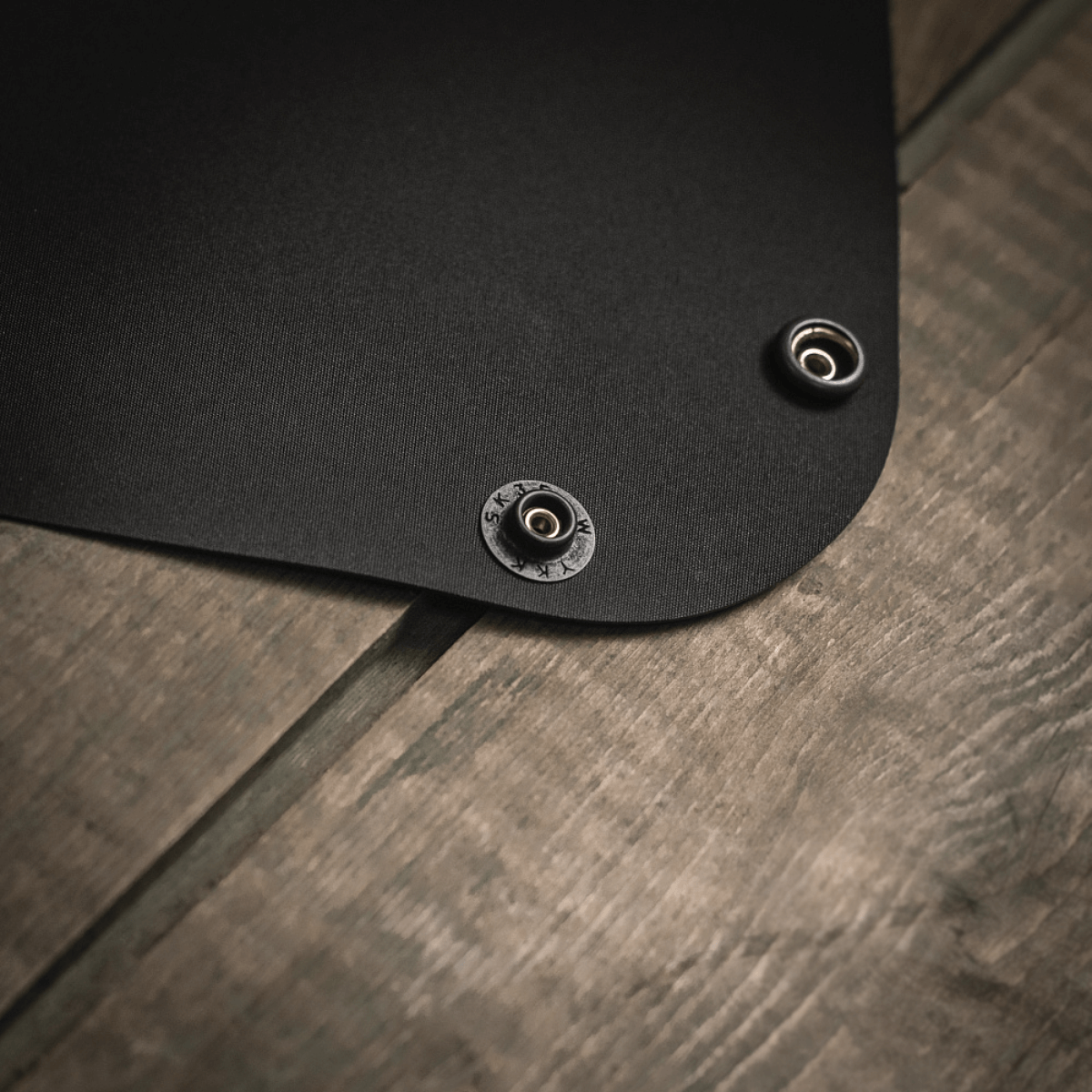 M‑Tac Vedligeholdelsesbakke 24x24 cm med moderne polymer på træbord