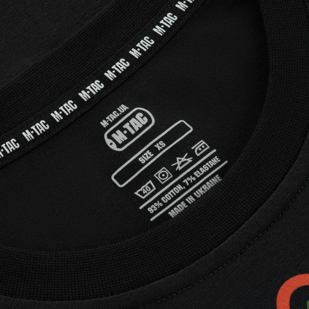 Nærbillede af M-Tac Viburnum T-Shirt Long Sleeve kraveetiket med størrelsesinformation, fremstillet i Ukraine