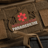 M-Tac Patch Viking Evac i brun farve formet som et skib, med rød paramedicinsk stjerne og tekst på en taktisk rygsæk.