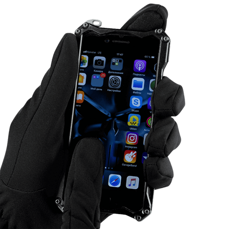 M-Tac Vinterhandsker Soft Shell holder en smartphone med ikoner, der viser handskens funktionalitet og vejrbeskyttelse.