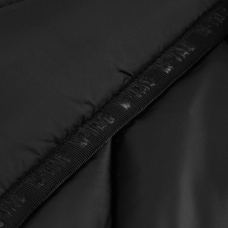 Detaljebillede af M-Tac Vytyaz Primaloft Vest, der viser det slidstærke, vandafvisende 100% nylon yderstof i sort farve.