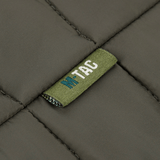 M-Tac Vytyaz Primaloft Vest detalje af nylonstof med M-Tac logo, slidstærkt og vandafvisende materiale til effektiv isolering.