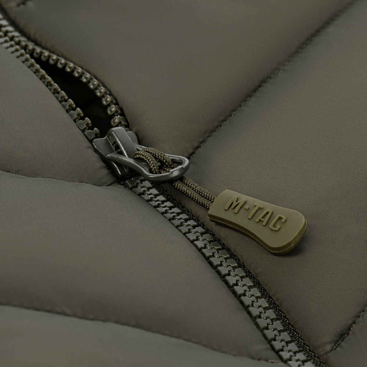 Nærbillede af M-Tac Vytyaz Primaloft Vest lynlås i slidstærkt, vandafvisende nylon materiale.