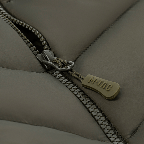 Nærbillede af M-Tac Vytyaz Primaloft Vest lynlås i slidstærkt, vandafvisende nylon materiale.