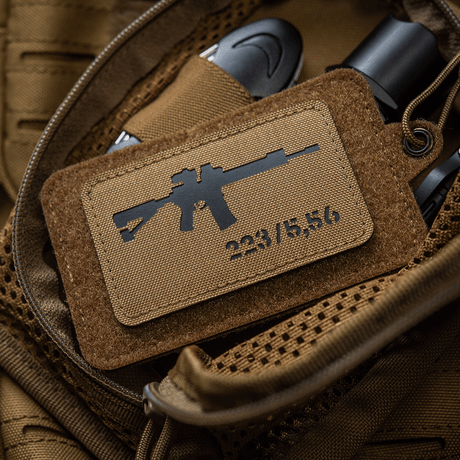 M-Tac AR-15 223/5,56 Laser Cut Patch i Cordura 500D med Velcro bagpå, placeret på taktisk taske, slidstærk og holdbar til outdoor brug.