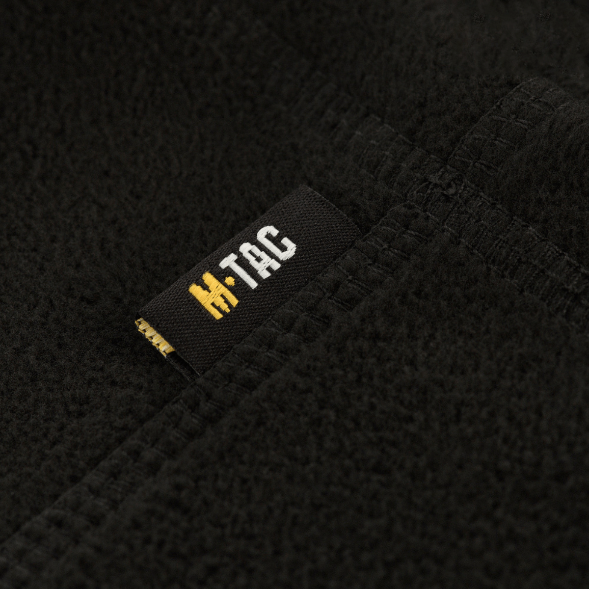 Nærbillede af M-Tac Fleece Neck Gaiter med Snor, sort fleece materiale med M-Tac logo, alsidigt tilbehør til koldt vejr.