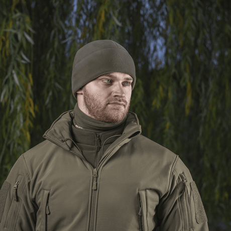 M-Tac Fleece Polartec Watch Cap bæres af mand i udendørs omgivelser, ideel til kulde og vind, fremstillet af holdbart Polartec® 200 Series fleece.