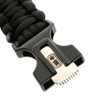 M-Tac Paracord Armbånd med Ildstarter, Kompas og Fløjte i nærbillede af sort bukkellås.