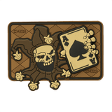 M-Tac Patch Joker Skull 3D PVC i brun med joker og es fra dødskort, lavet af PVC med 3D-effekt og velcro på bagsiden. Dimensioner: 78x55mm.