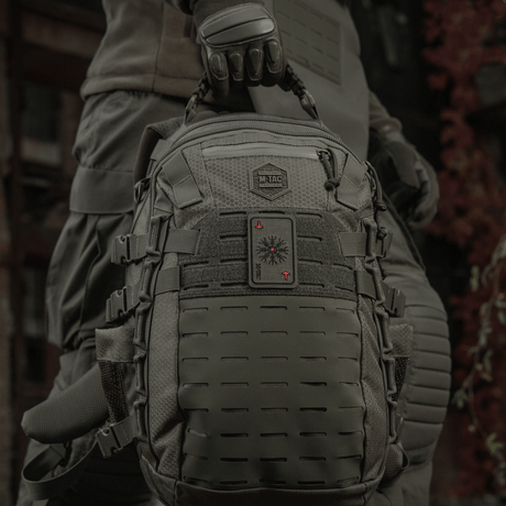 M-Tac Patch Kort Helm of Horror (Broderi) fastgjort til rygsæk i robuste materialer. Historisk vikingesymbol for styrke og sejr, Ægishjálmur.