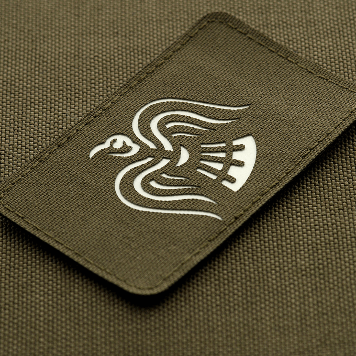 M-Tac Patch Ravneflag Laser Cut viser vikingeflag med sort ravn, ideel til uniform eller taktisk udstyr, Cordura 500D, Velcro, 80x50 mm.