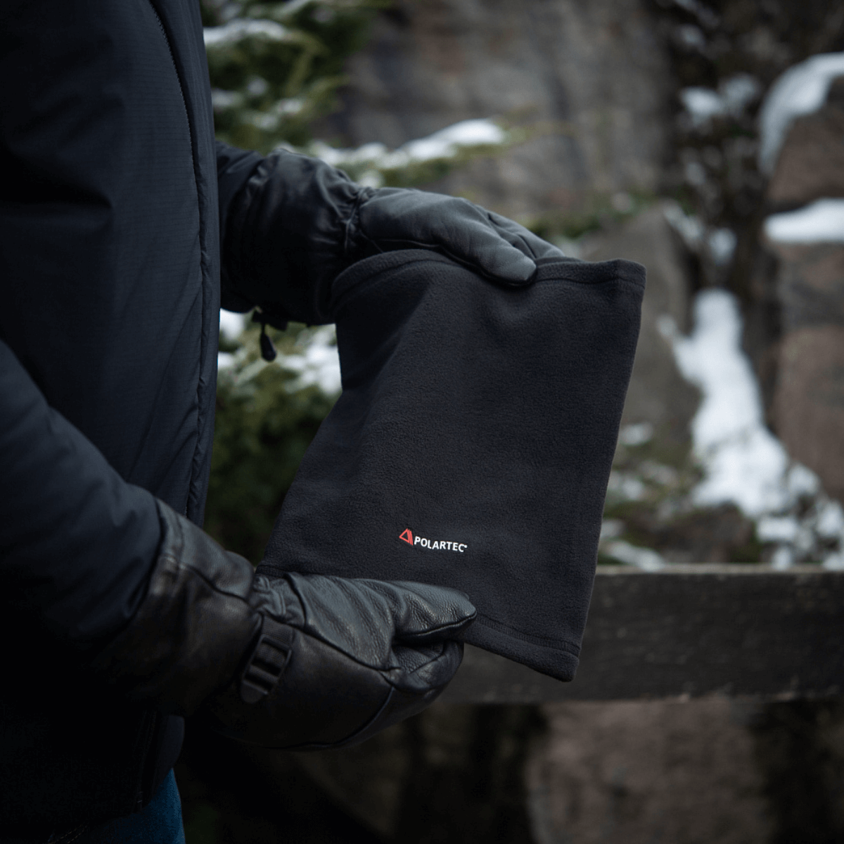 M-Tac Tube Scarf Polartec multifunktionelt halstørklæde i sort fleece, perfekt til udendørs aktiviteter i kolde årstider.