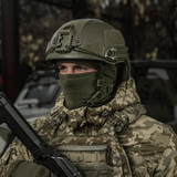 Soldat iført M-Tac Rip-Stop Fleece Hjelmliner i taktisk udstyr, beskytter mod kulde og vind, egnet til køligt vejr