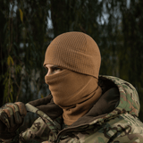 M-Tac Rip-Stop Fleece Hjelmliner i brug under kølige forhold, slidstærk og varm, perfekt til beskyttelse mod vind og kulde.