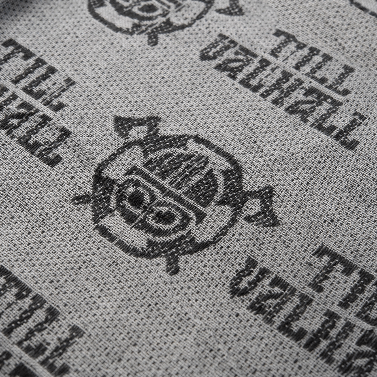 Nærbillede af M-Tac Shemagh Tørklæde Til Valhall med norsk "Til Valhall" mønster, 100% bomuld, taktisk og militær brug.