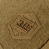 M-Tac Sling Pistol Taske Elite Hex med Velcro med militært taktiklogo i nærbillede. Fremstillet i holdbart materiale med Velcro frontpanel.