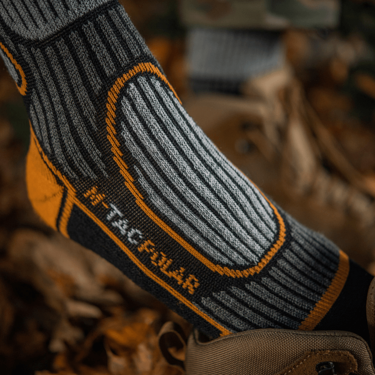 M-Tac Sokker Polar Merino 40% designet til udendørs aktiviteter med merinould for varme og komfort, vist i naturligt miljø.