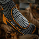 M-Tac Sokker Polar Merino 40% designet til udendørs aktiviteter med merinould for varme og komfort, vist i naturligt miljø.
