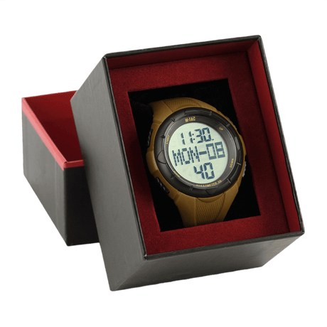 M‑Tac Taktisk Ur med Pedometer i en sort gaveæske, perfekt til sport og udendørs aktiviteter, viser digitalt display og funktioner.