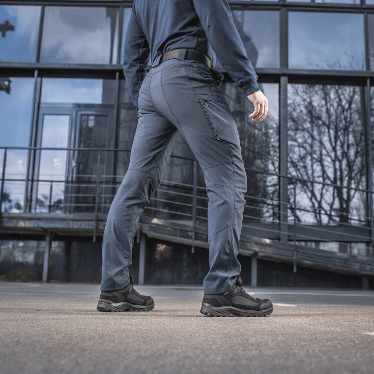 M-Tac Bukser Sahara Flex Light i udendørs setting, fremhæver fleksibilitet og stilfuldt design til sommerbrug.