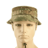 M-Tac Panama Hat Gen.II NYCO i camouflage på mannequin, komfortabel til sommer og holdbar, med MOLLE og ventilationshuller.