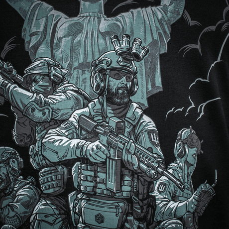 Militærinspireret design på M-Tac Hoodie Freedom med taktiske figurer, ideel til friluftsliv og hverdag.