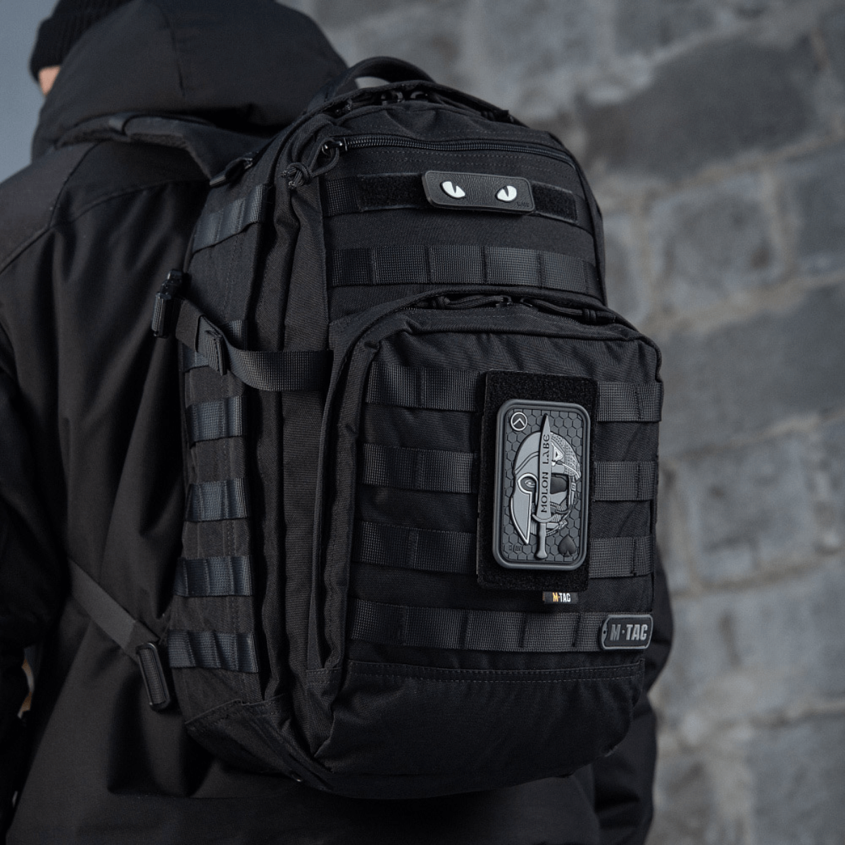 M-Tac Patch Molon Labe 3D PVC på sort rygsæk viser taktisk design med gummimateriale og 3D-effekt, inspireret af spartanere.