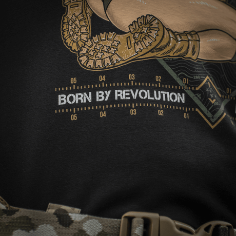 Close-up af M-Tac T-Shirt Delivery Service med "Born by Revolution" tekst, Pin-Up design og taktisk stil.