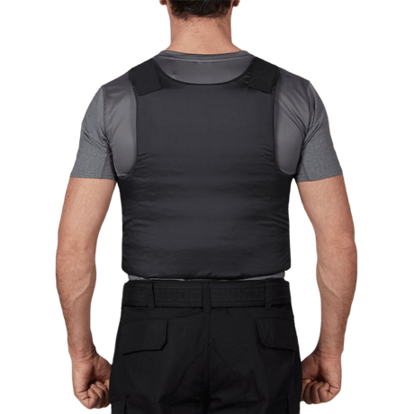 Bagfra visning af Anorak Niobium® Concealable II Stik & Skudsikker Vest på person, viser vestens diskrete design.