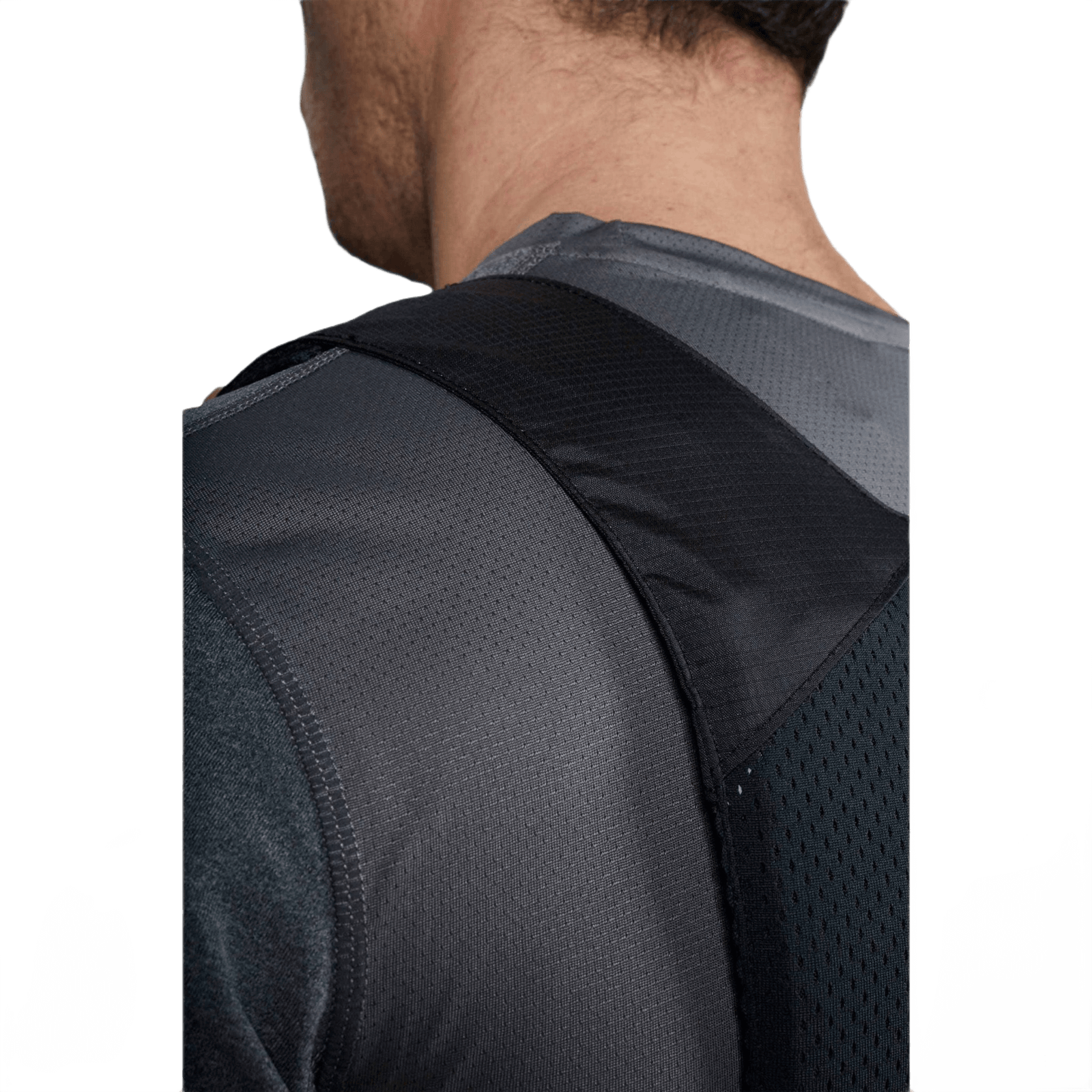 Mand iført Anorak Niobium® Concealable I Stik & Skudsikker Vest under gråt tøj, der viser hybrid panserteknologi.