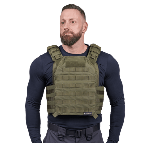 Mand iført Elite Armor Plate Carrier i grøn set forfra med fokus på pasform