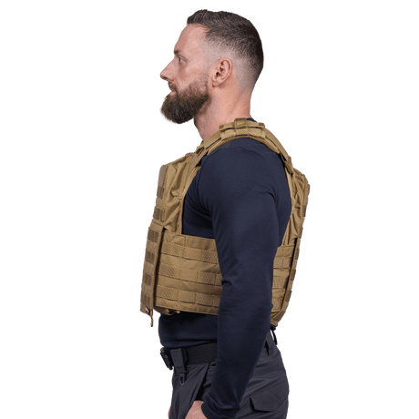 Mand iført Elite Armor Plate Carrier i khaki, set i profil fra siden