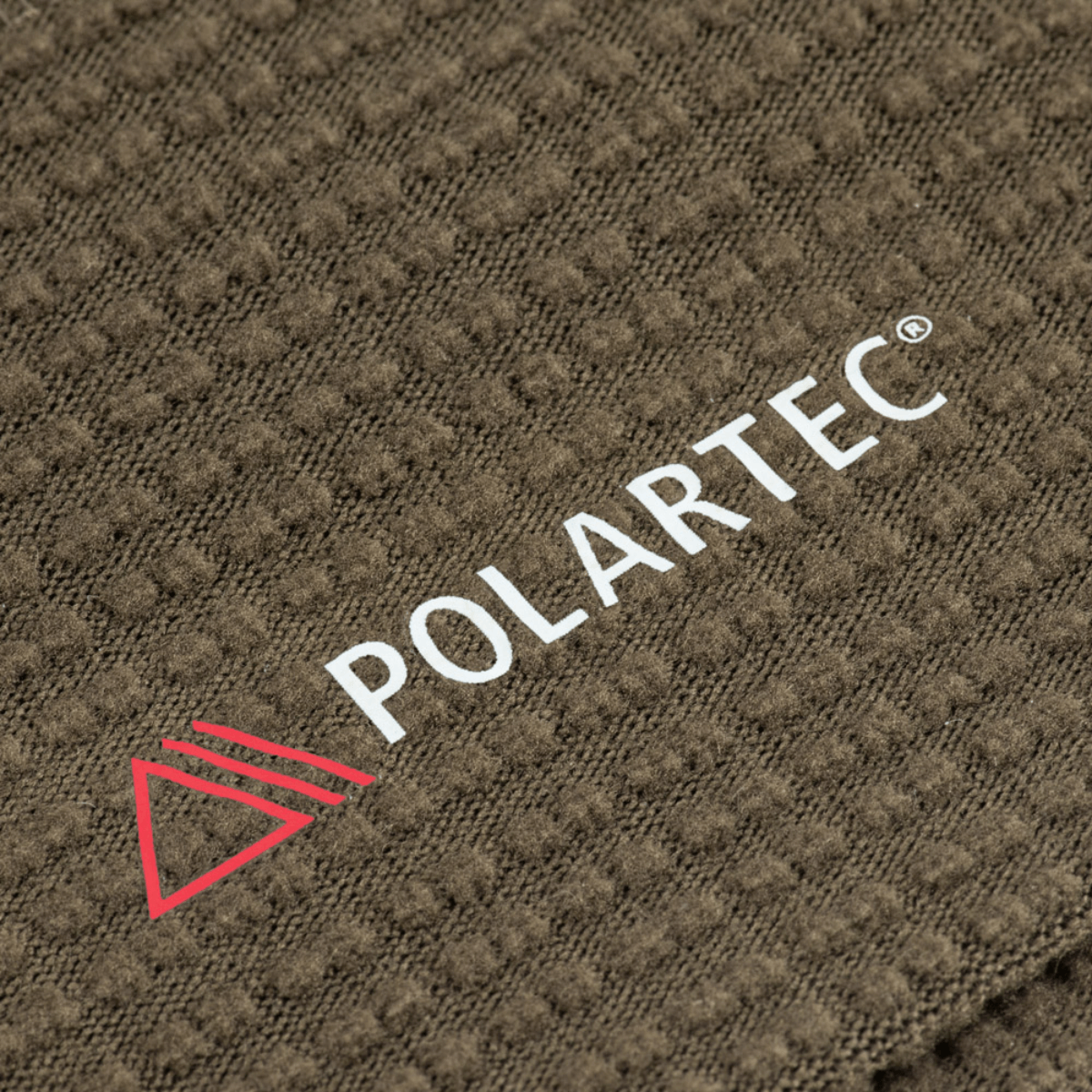 Nærbillede af Polartec® fleece materiale brugt i M-Tac Hjelm Watch Cap Polartec, fremhæver varmen og komforten i køligt vejr.