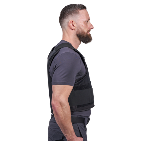 Mand iført RX2 stik- og skudsikker vest set i profil fra siden