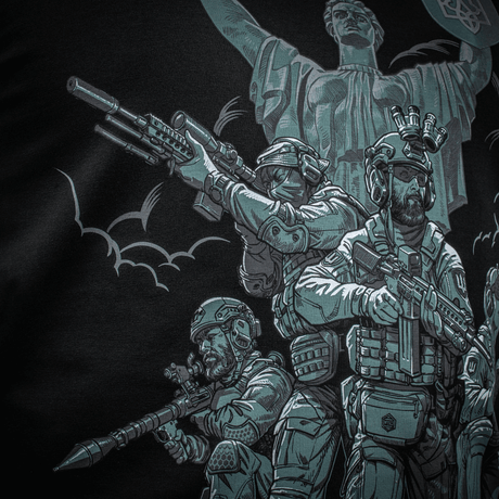 Illustration på M-Tac Hoodie Freedom med militært tema og MagnaColours® print, der viser bevæbnede soldater foran et monument.