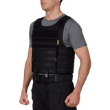 Mand iført Anorak Chromium® Tactical I Skudsikker Vest med IIIA-beskyttelse og CORDURA® stof, ideel til Politiet og Forsvaret.