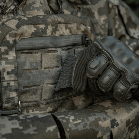 Camouflageudstyr med militærhandsker, viser M-Tac Patch Emoji #20 klar til brug. Taktisk udstyr med Velcro-fastgørelse.