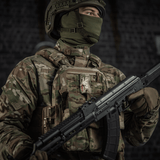 Soldat i kamouflagedragt med M-Tac Patch Bad Boy (Broderi) på vesten, udstyret med stormgevær, symboliserer styrke og mod.