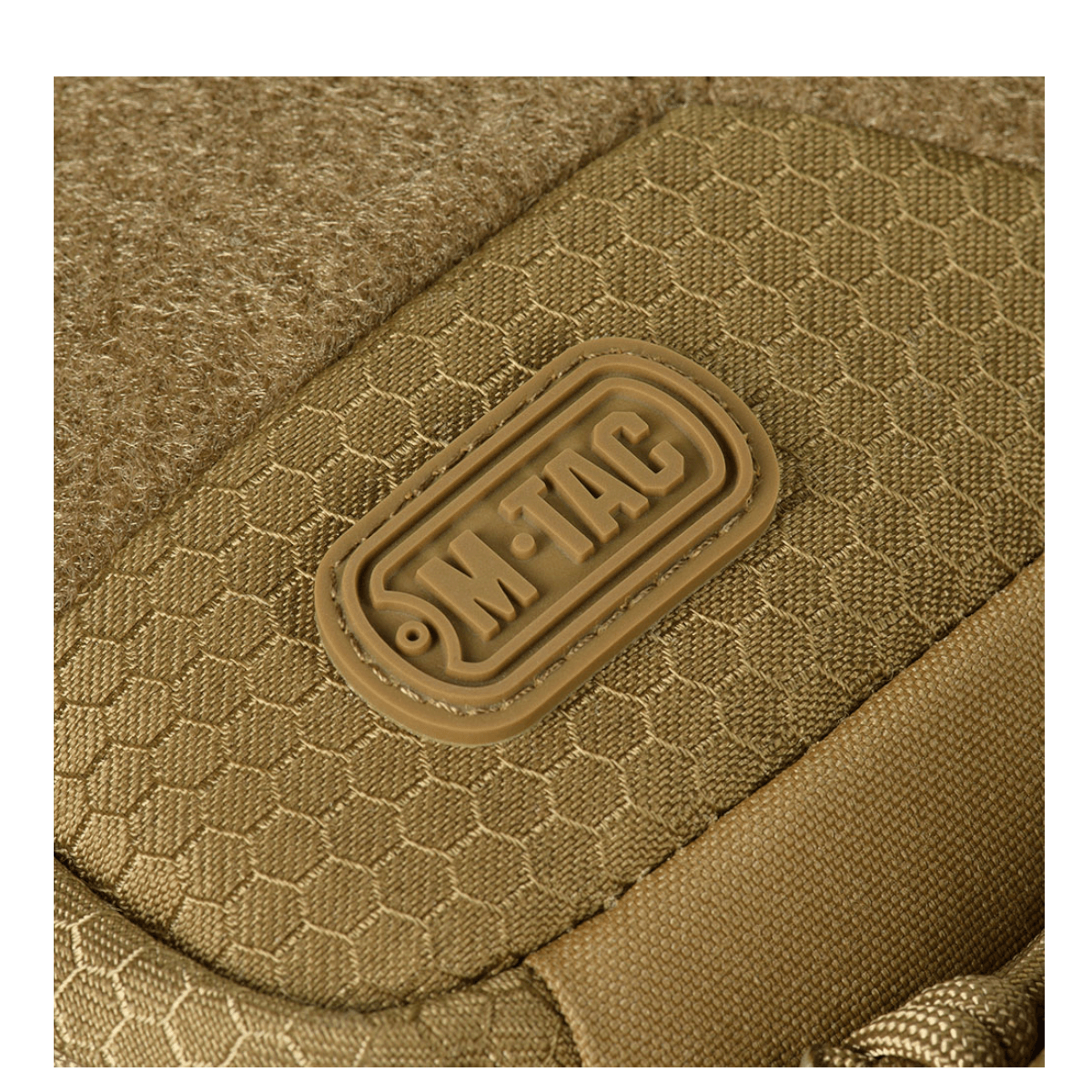 Nærbillede af M-Tac Buckler Taske Elite Hex i Hex-Cordura materiale, viser M-TAC logo og tekstur.